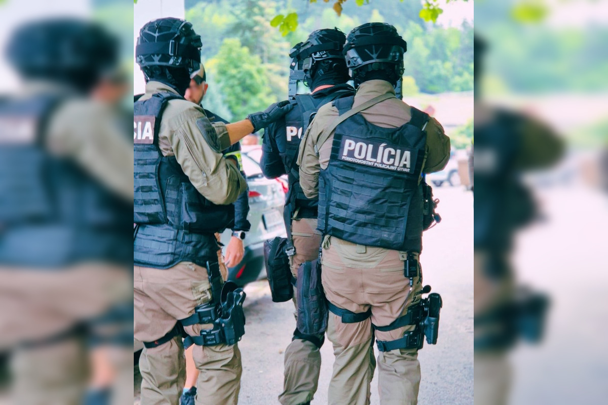 FOTO: Na základnej škole v Banskej Bystrici bolo plno policajtov, foto 9