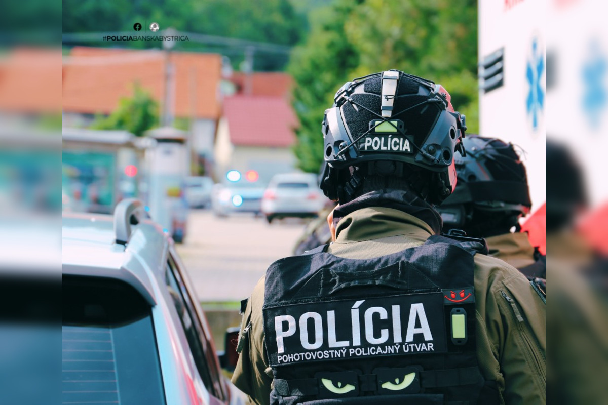 FOTO: Na základnej škole v Banskej Bystrici bolo plno policajtov, foto 10