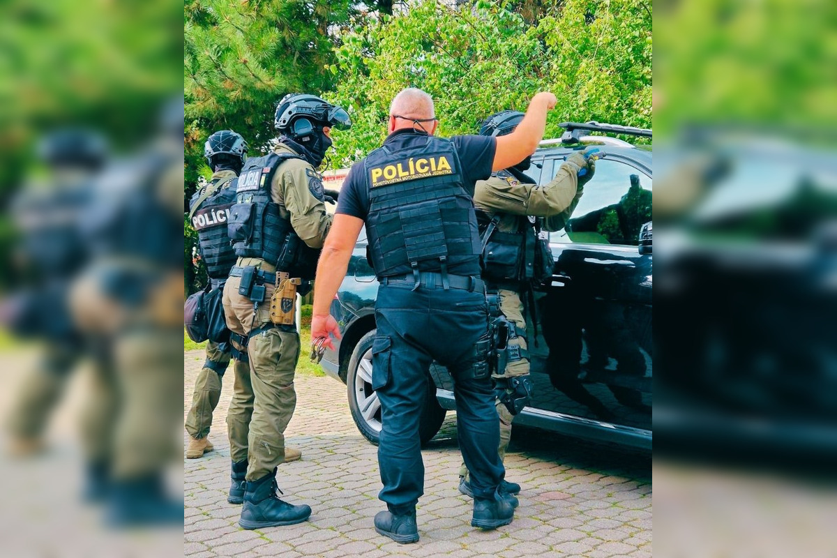 FOTO: Na základnej škole v Banskej Bystrici bolo plno policajtov, foto 11