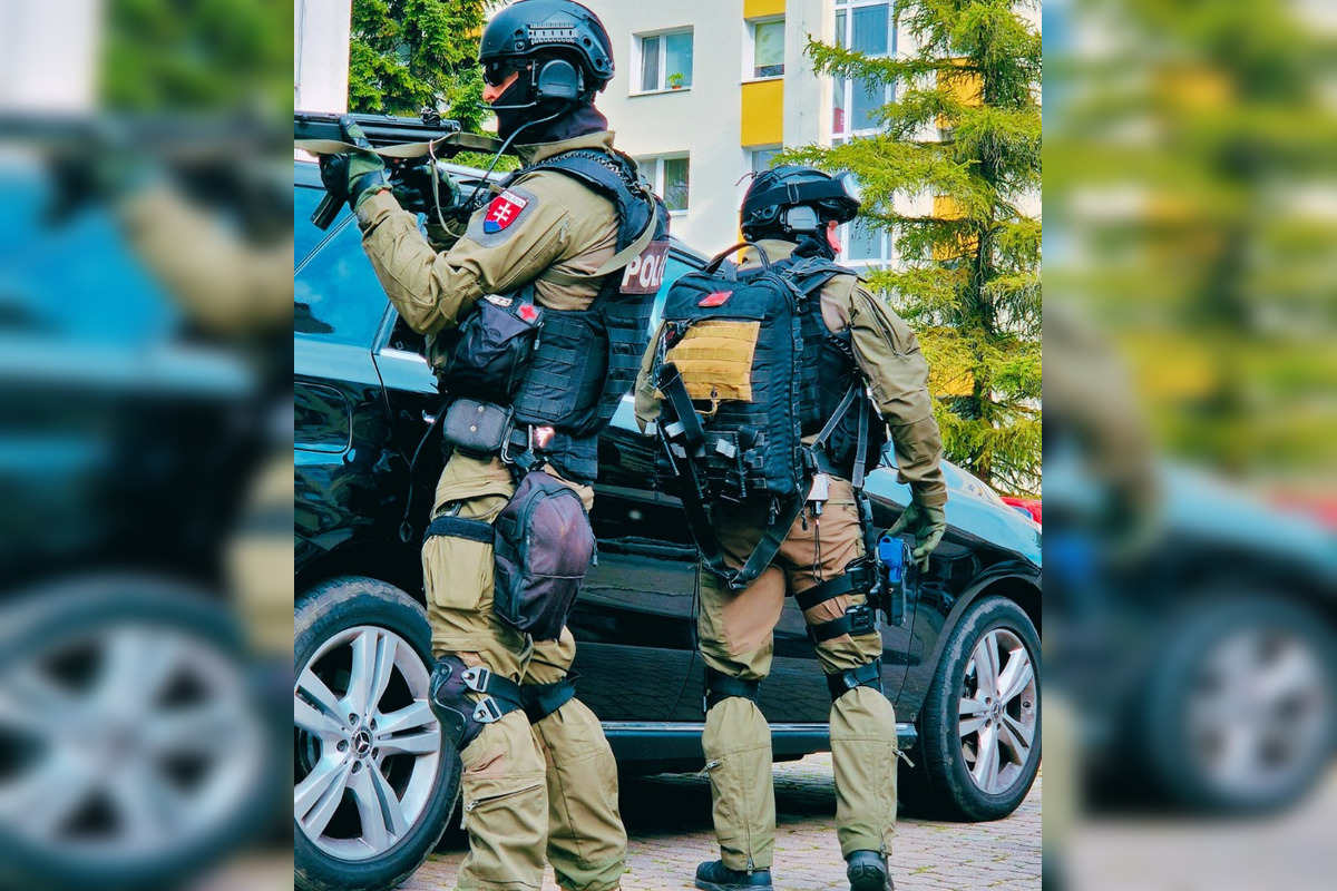 FOTO: Na základnej škole v Banskej Bystrici bolo plno policajtov, foto 12