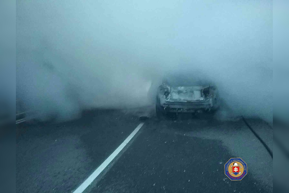 FOTO: Požiar osobného vozidla na štátnej ceste v banskobystrickom okrese, foto 1