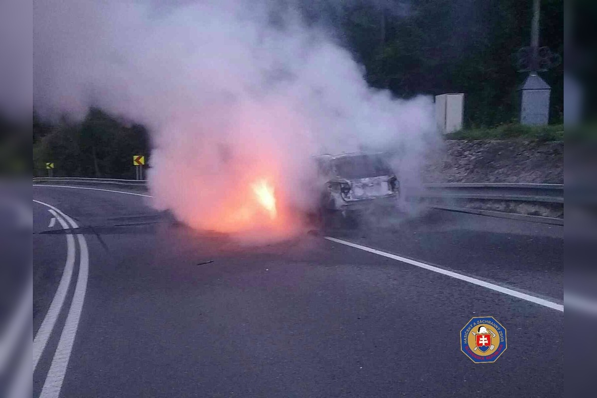 FOTO: Požiar osobného vozidla na štátnej ceste v banskobystrickom okrese, foto 2