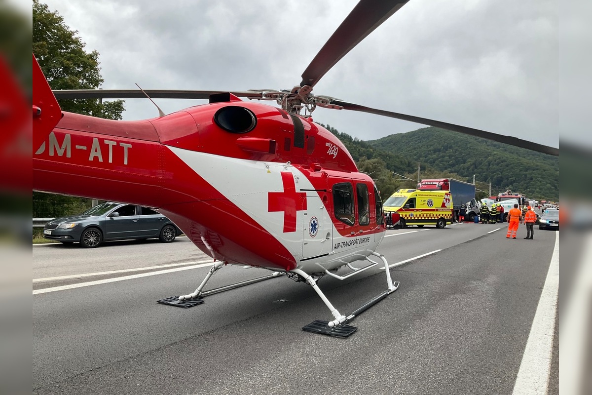 FOTO: Dopravná nehoda na R1 v smere na Zvolen. Zasahoval vrtuľník, jedna osoba sa vážne zranila, foto 1