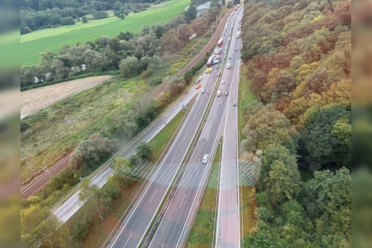 FOTO: Dopravná nehoda na R1 v smere na Zvolen. Zasahoval vrtuľník, jedna osoba sa vážne zranila, foto 2