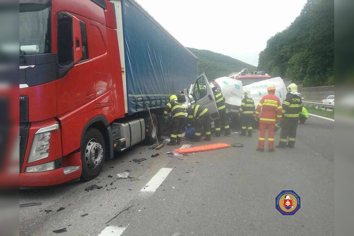 FOTO: Dopravná nehoda na R1 v smere na Zvolen. Zasahoval vrtuľník, jedna osoba sa vážne zranila, foto 3