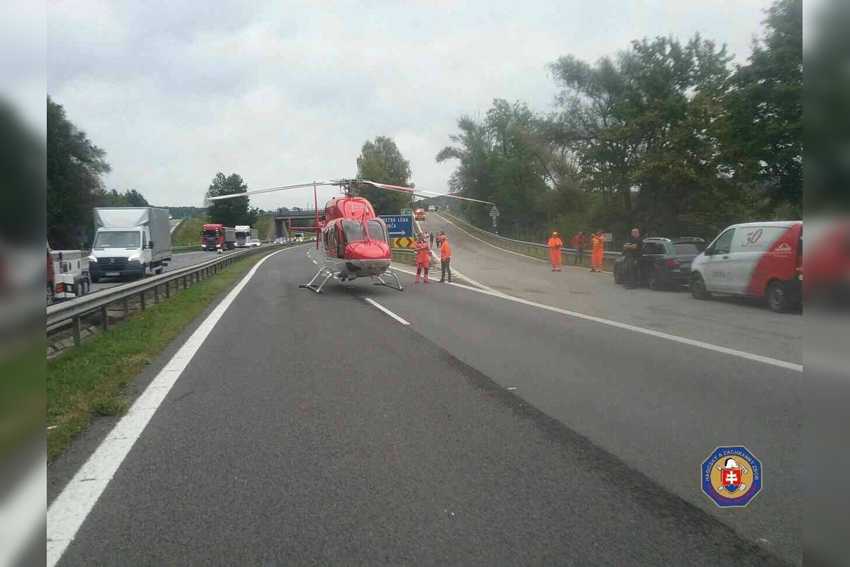 FOTO: Dopravná nehoda na R1 v smere na Zvolen. Zasahoval vrtuľník, jedna osoba sa vážne zranila, foto 5