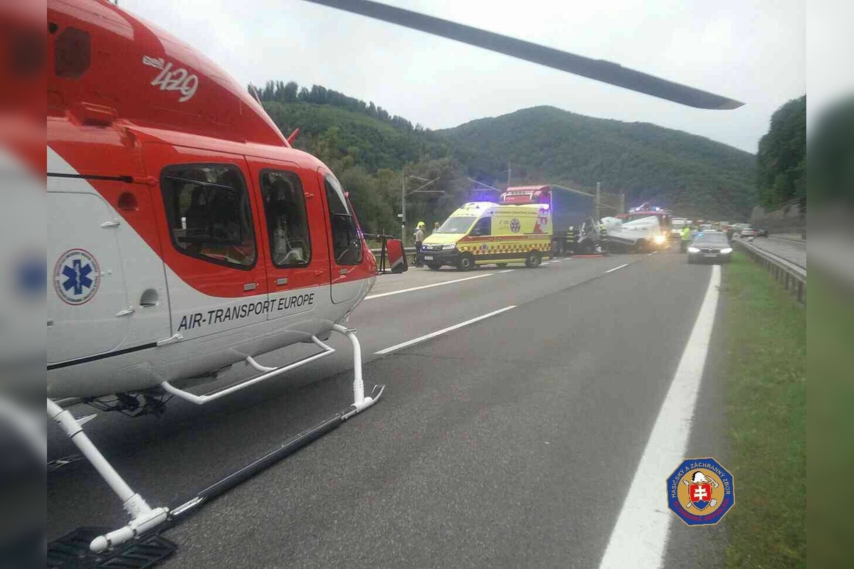 FOTO: Dopravná nehoda na R1 v smere na Zvolen. Zasahoval vrtuľník, jedna osoba sa vážne zranila, foto 6