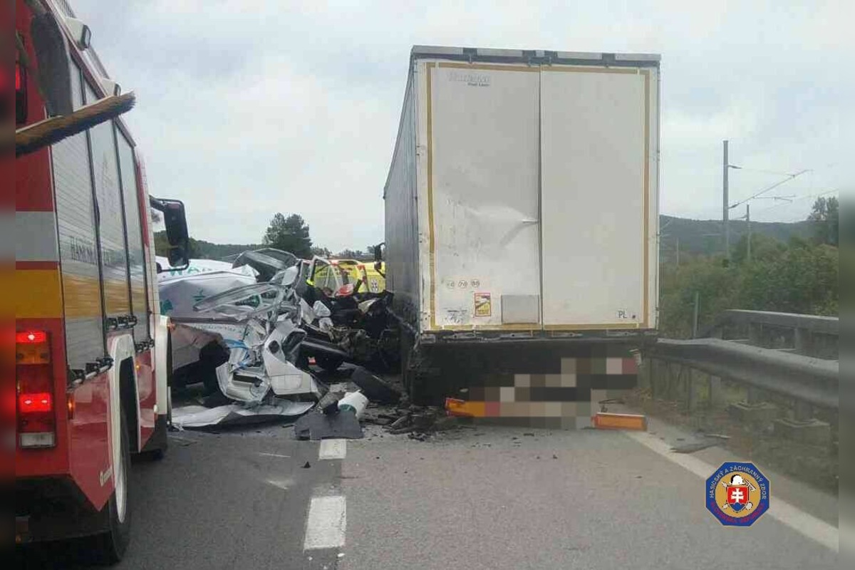 FOTO: Dopravná nehoda na R1 v smere na Zvolen. Zasahoval vrtuľník, jedna osoba sa vážne zranila, foto 7