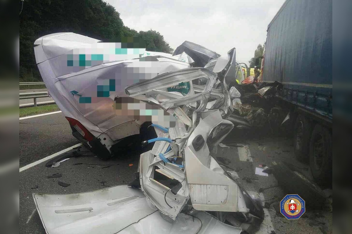 FOTO: Dopravná nehoda na R1 v smere na Zvolen. Zasahoval vrtuľník, jedna osoba sa vážne zranila, foto 8