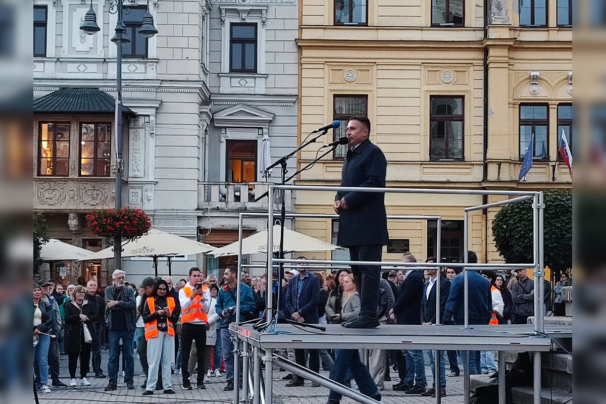 FOTO: V Banskej Bystrici vyšli občania do ulíc, foto 4