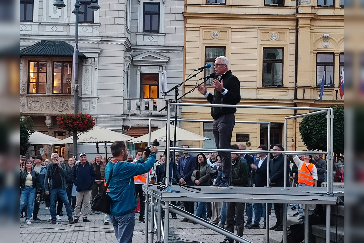 FOTO: V Banskej Bystrici vyšli občania do ulíc, foto 5