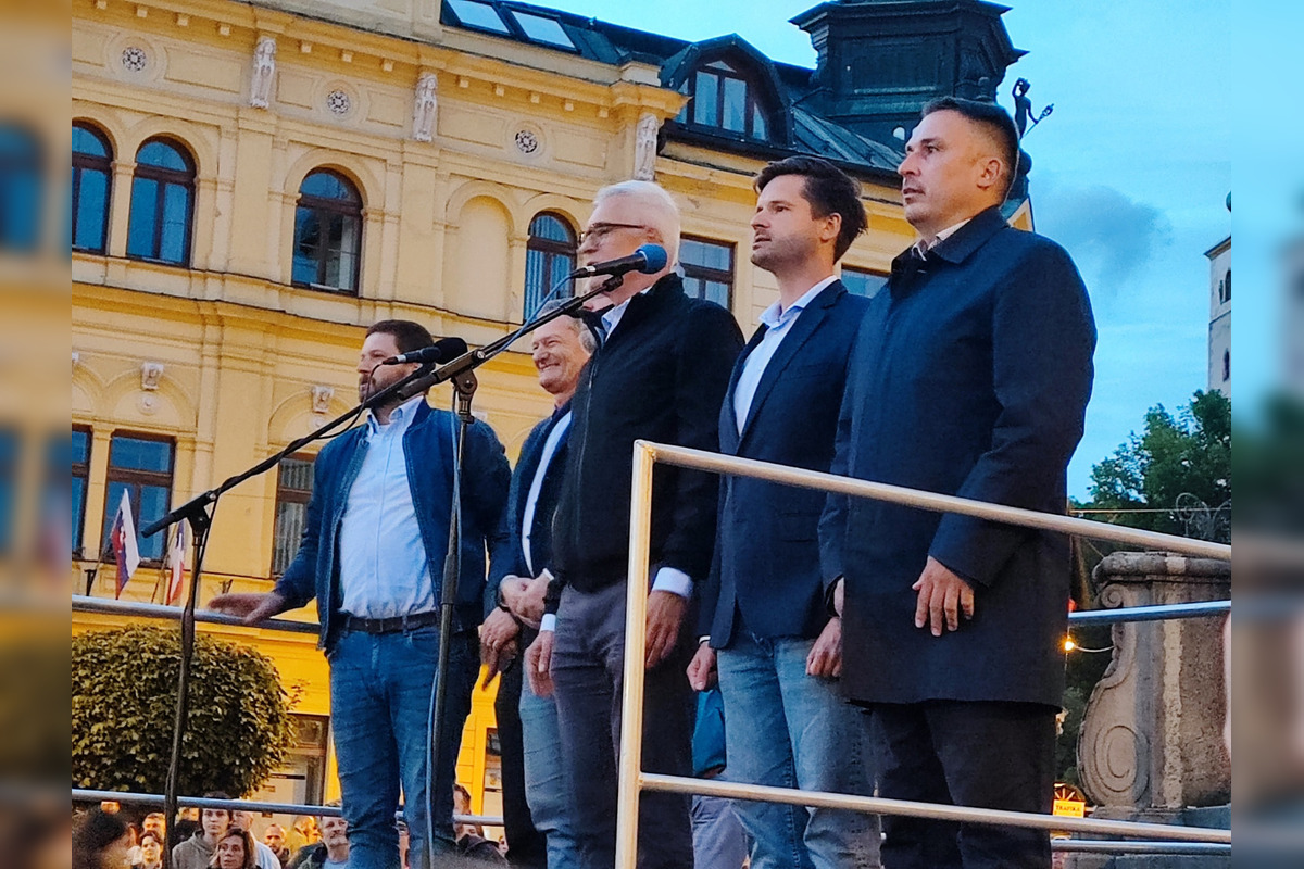FOTO: V Banskej Bystrici vyšli občania do ulíc, foto 7