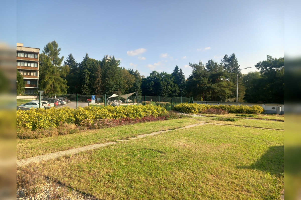 FOTO: Zvolenčania sa opäť môžu poprechádzať po zelenej streche na stanici, foto 2