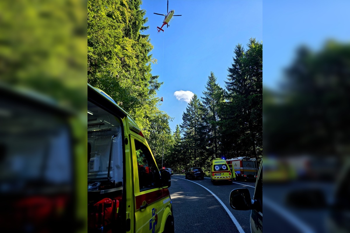 FOTO: V klesaní z Čertovice smerom na Jarabú došlo k ťažkej nehode dvoch motoriek s autom, foto 1