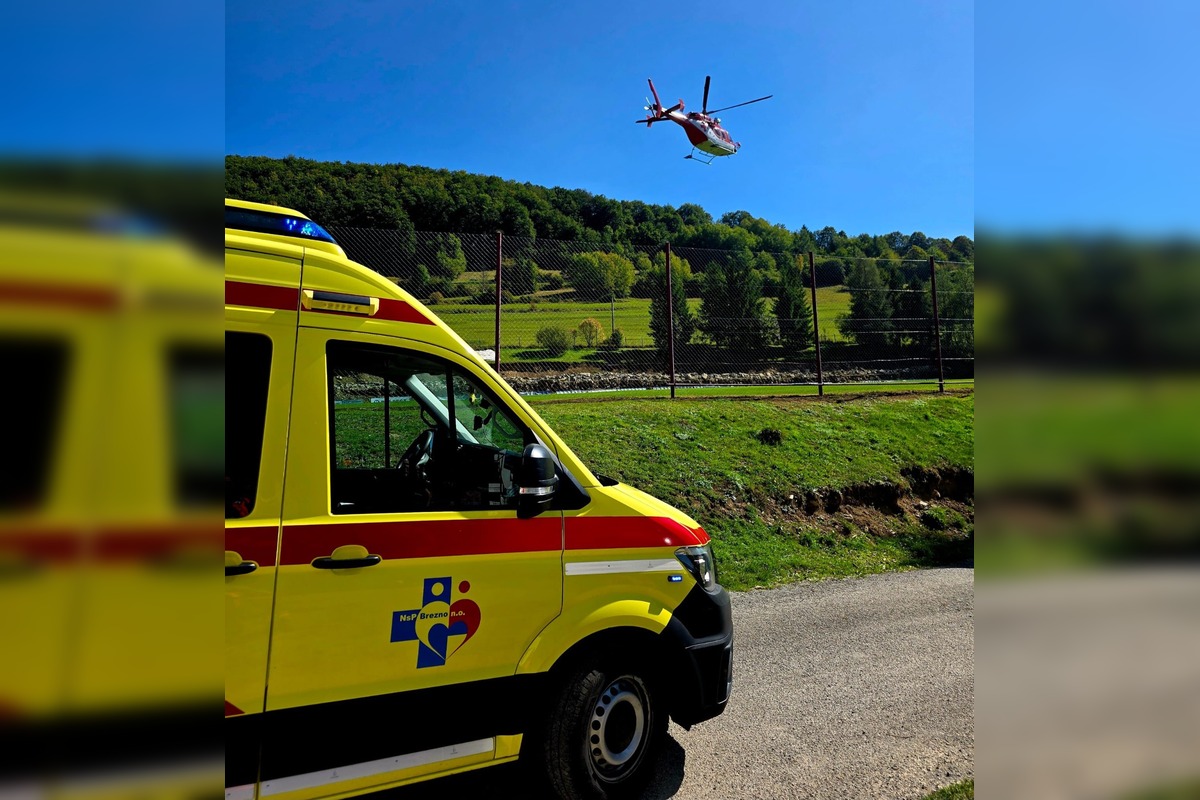 FOTO: V klesaní z Čertovice smerom na Jarabú došlo k ťažkej nehode dvoch motoriek s autom, foto 3