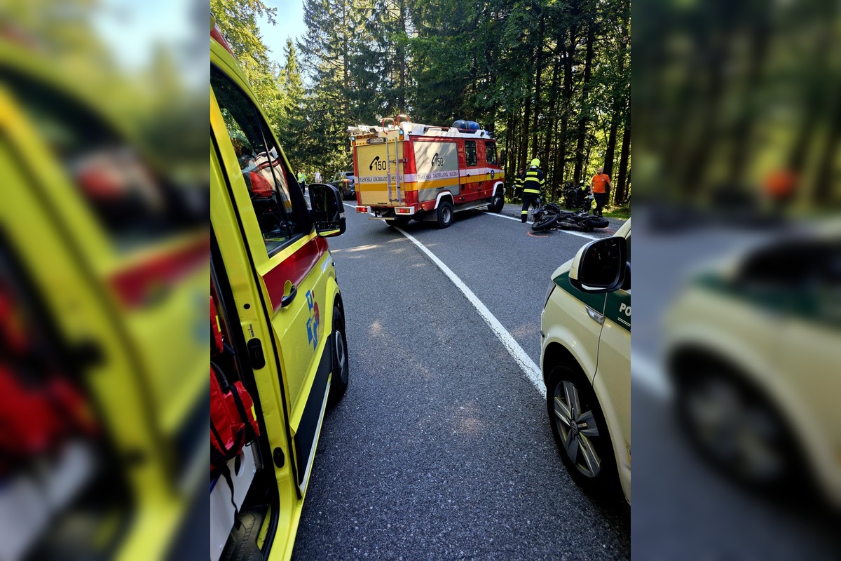 FOTO: V klesaní z Čertovice smerom na Jarabú došlo k ťažkej nehode dvoch motoriek s autom, foto 4