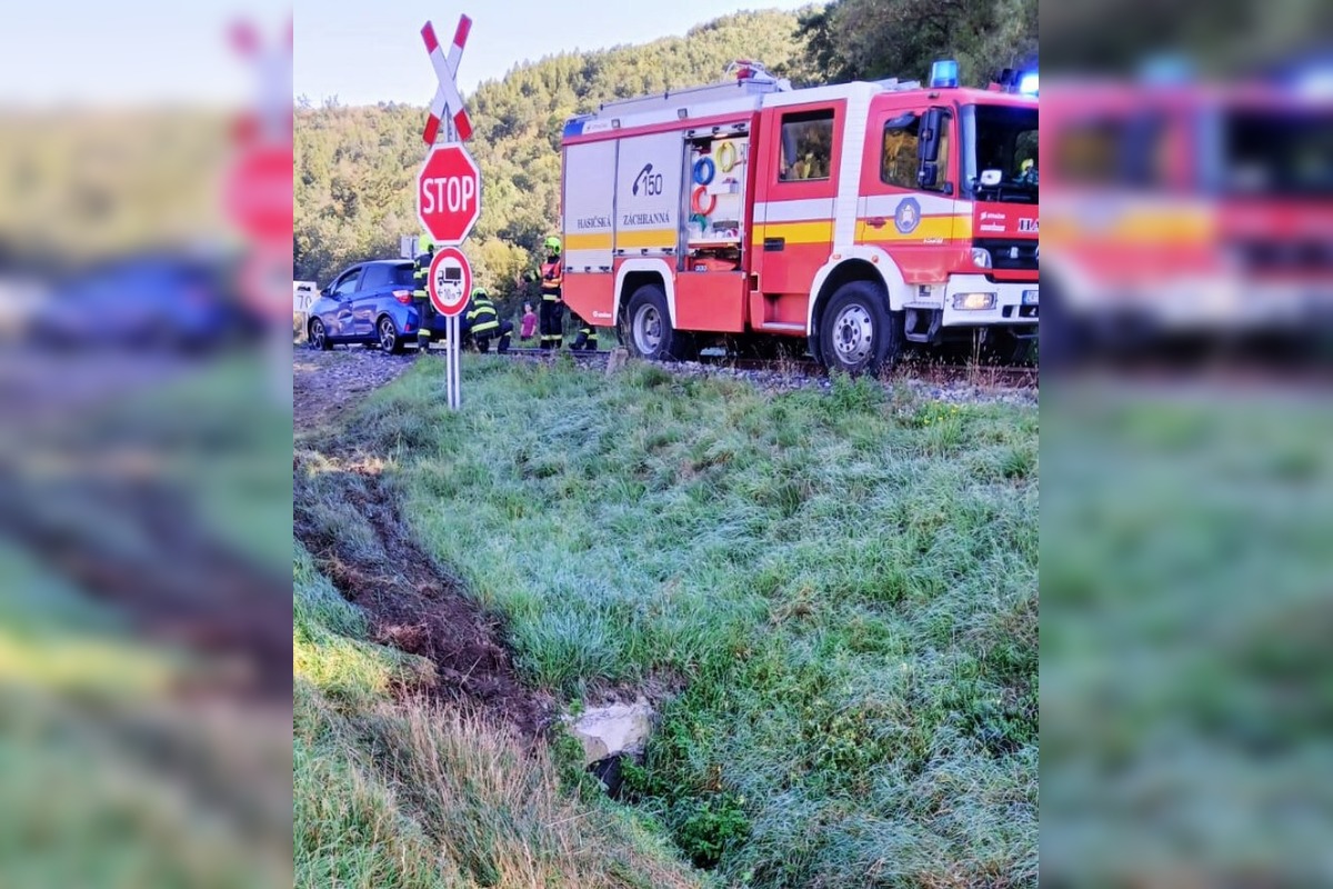 FOTO: Na železničnej trati pri Podzámčoku skončilo osobné auto, foto 1