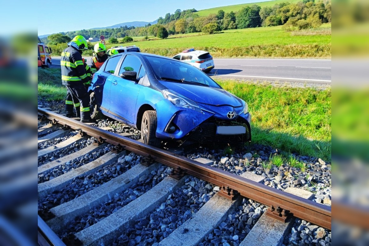 FOTO: Na železničnej trati pri Podzámčoku skončilo osobné auto, foto 2