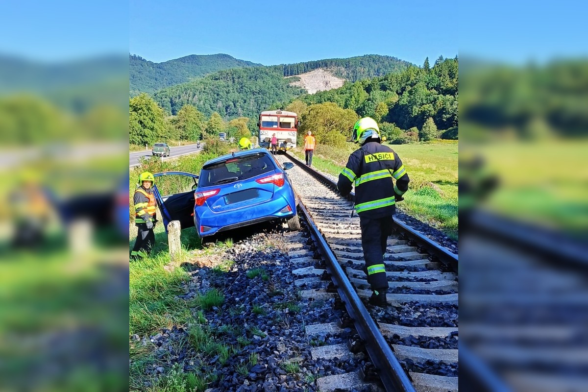 FOTO: Na železničnej trati pri Podzámčoku skončilo osobné auto, foto 3