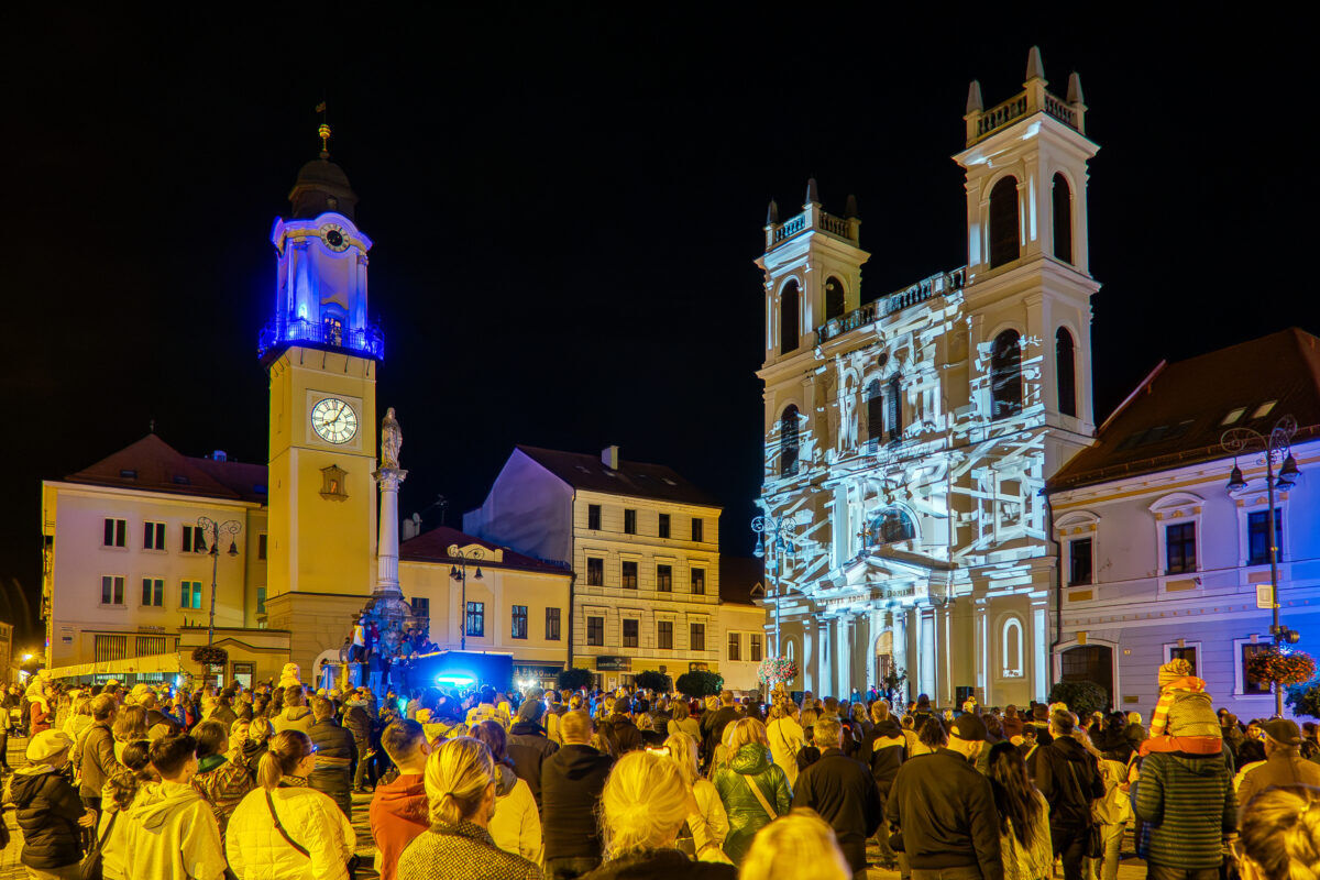 FOTO: V Bystrici už o pár dní ožijú vo svetle ikonické stavby mesta, foto 2