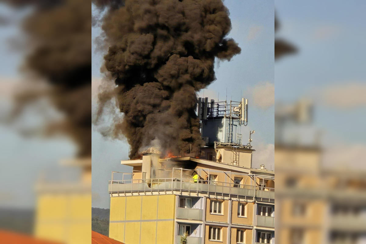 FOTO: V Banskej Bystrici horí panelák, čierny dym vidno už z diaľky, foto 1