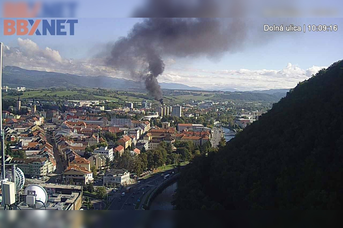 FOTO: V Banskej Bystrici horí panelák, čierny dym vidno už z diaľky, foto 4