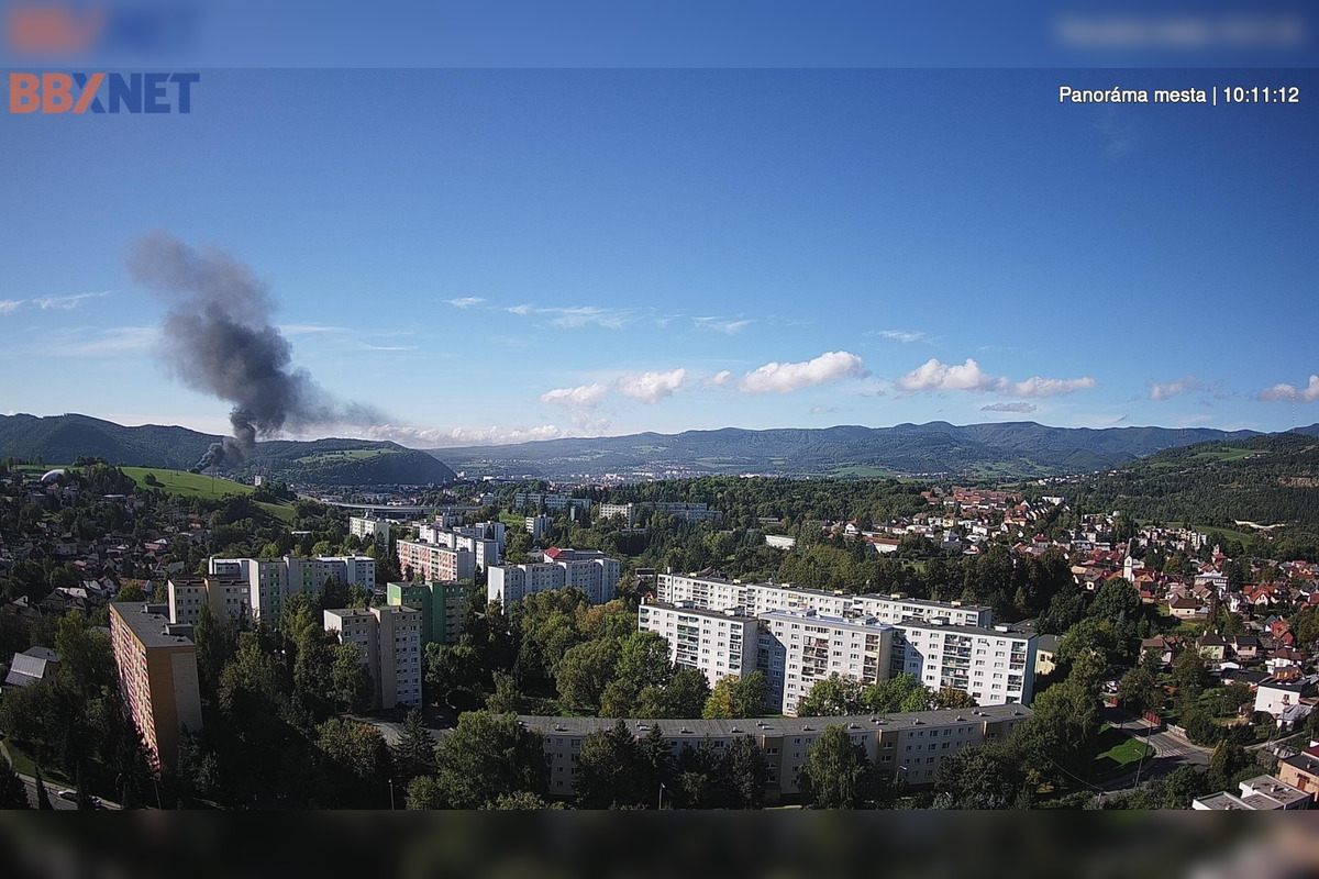 FOTO: V Banskej Bystrici horí panelák, čierny dym vidno už z diaľky, foto 3