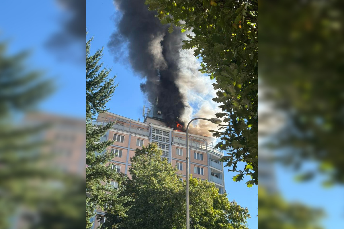 FOTO: V Banskej Bystrici horí panelák, čierny dym vidno už z diaľky, foto 5