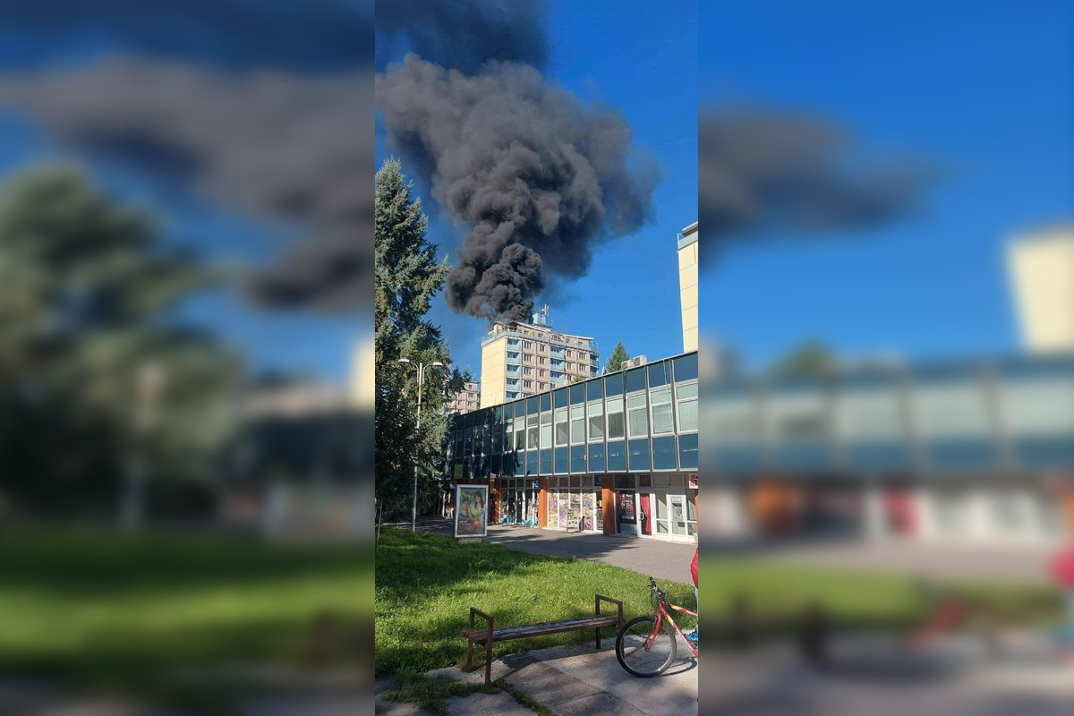 FOTO: V Banskej Bystrici horí panelák, čierny dym vidno už z diaľky, foto 6