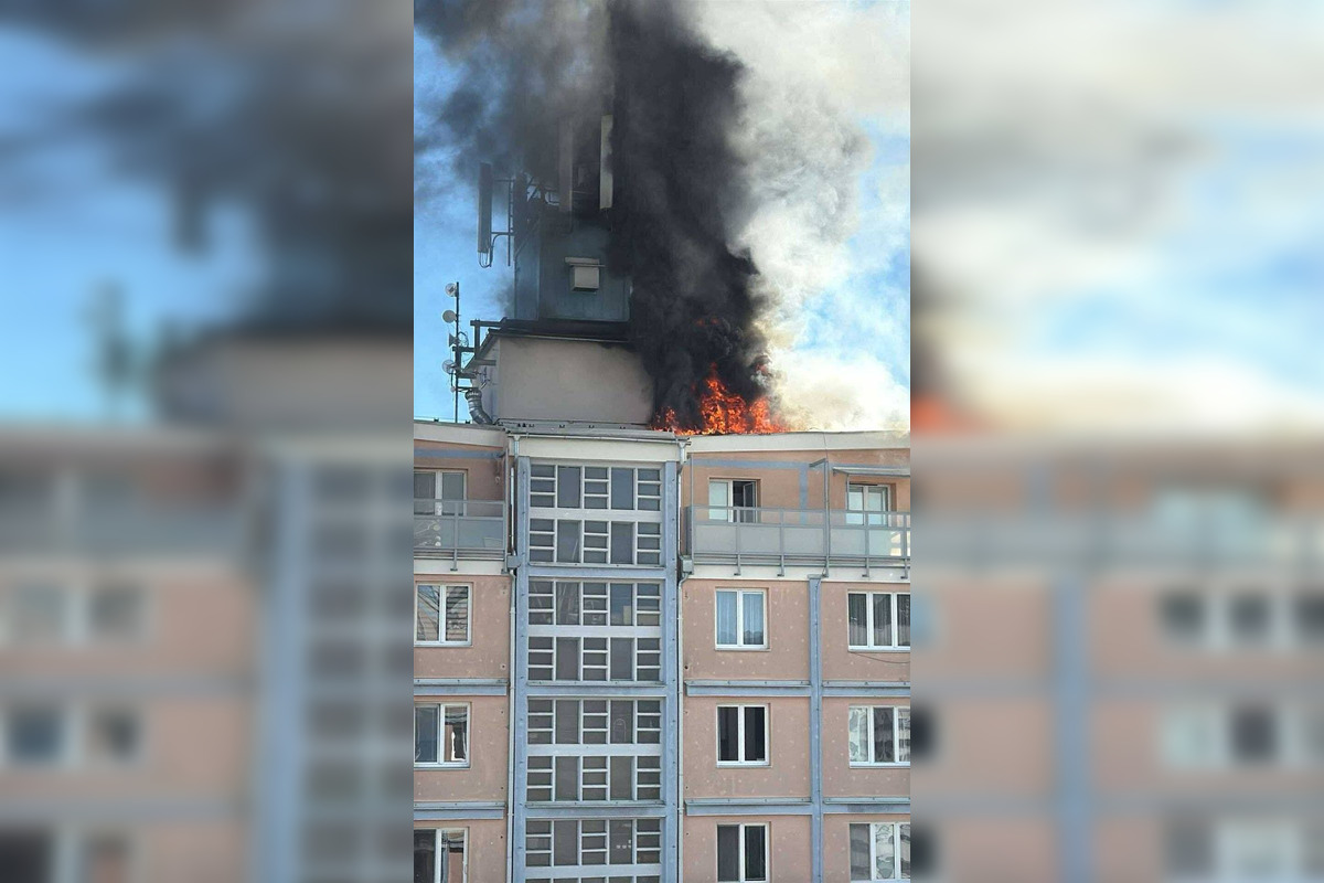 FOTO: V Banskej Bystrici horí panelák, čierny dym vidno už z diaľky, foto 7
