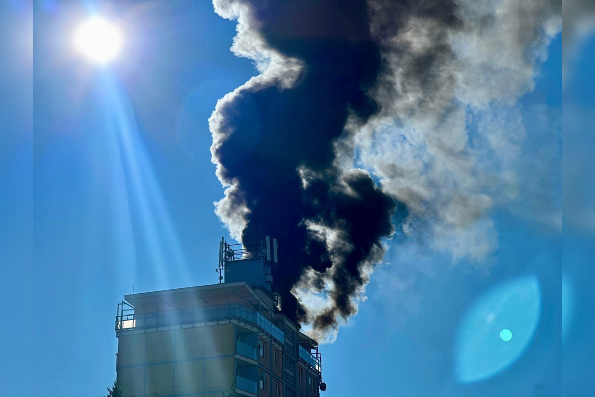 FOTO: V Banskej Bystrici horí panelák, čierny dym vidno už z diaľky, foto 8