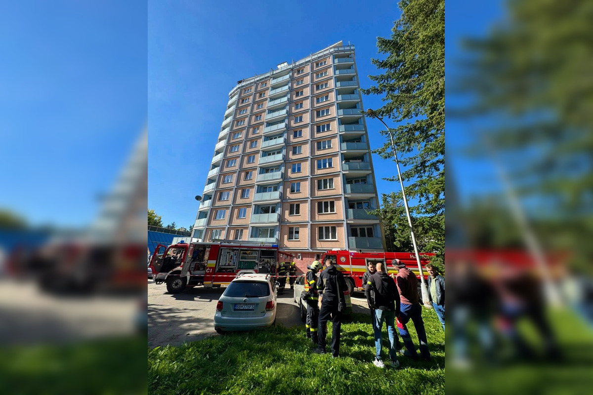 FOTO: V Banskej Bystrici horí panelák, čierny dym vidno už z diaľky, foto 9