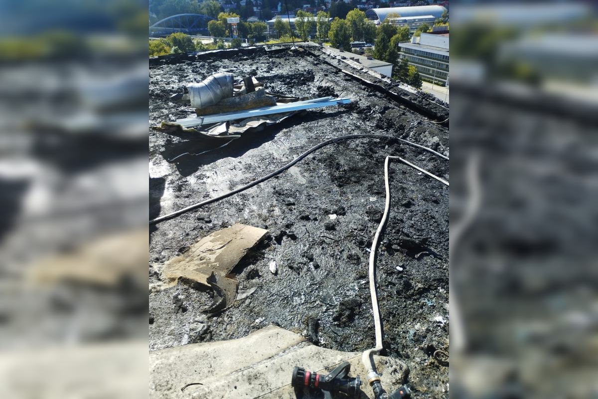 FOTO: V Banskej Bystrici horí panelák, čierny dym vidno už z diaľky, foto 10