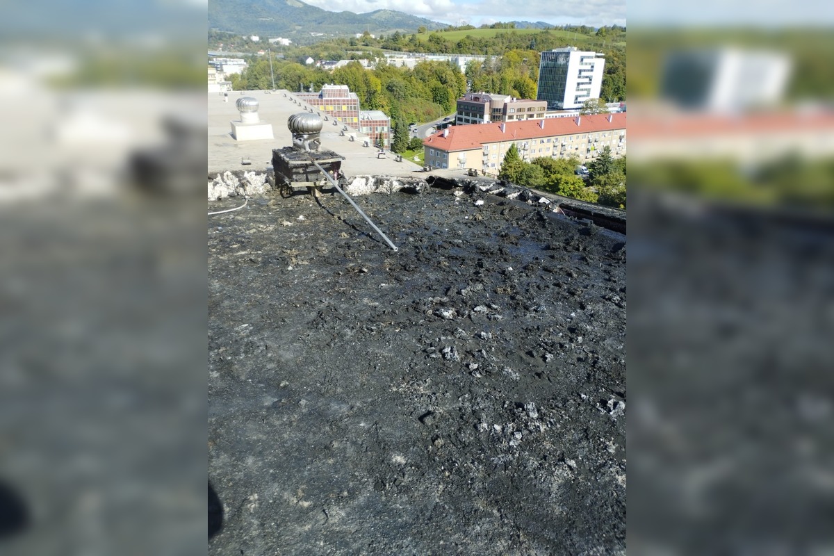 FOTO: V Banskej Bystrici horí panelák, čierny dym vidno už z diaľky, foto 11