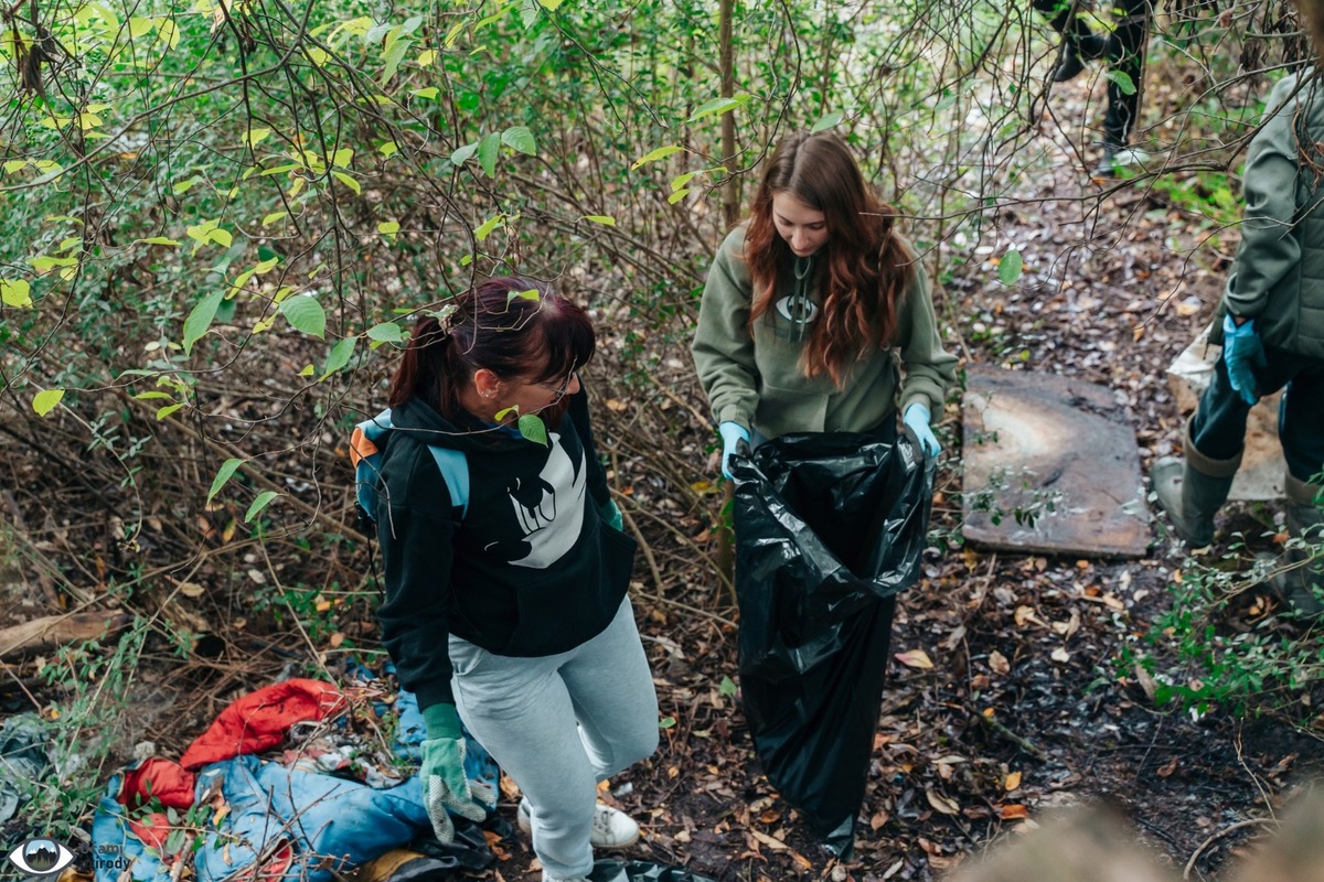FOTO: Čierna skládka zmizla zo Zlatého potoka, pomohli desiatky šikovných rúk, foto 1