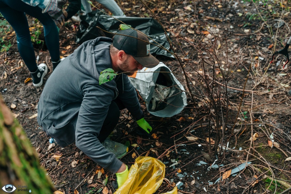 FOTO: Čierna skládka zmizla zo Zlatého potoka, pomohli desiatky šikovných rúk, foto 2
