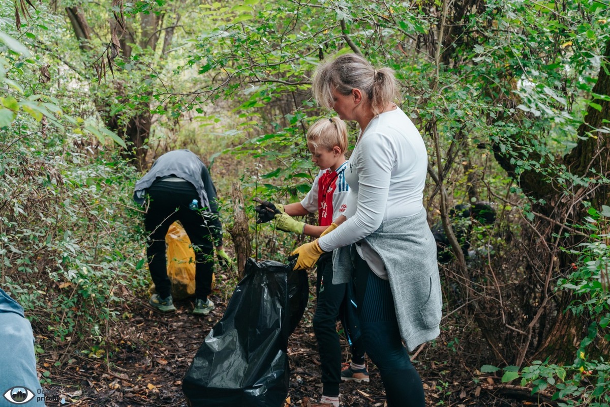 FOTO: Čierna skládka zmizla zo Zlatého potoka, pomohli desiatky šikovných rúk, foto 4