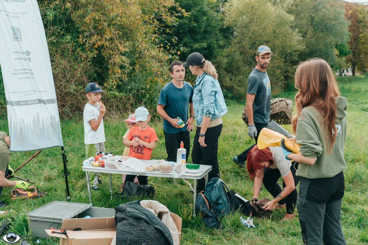 FOTO: Čierna skládka zmizla zo Zlatého potoka, pomohli desiatky šikovných rúk, foto 5