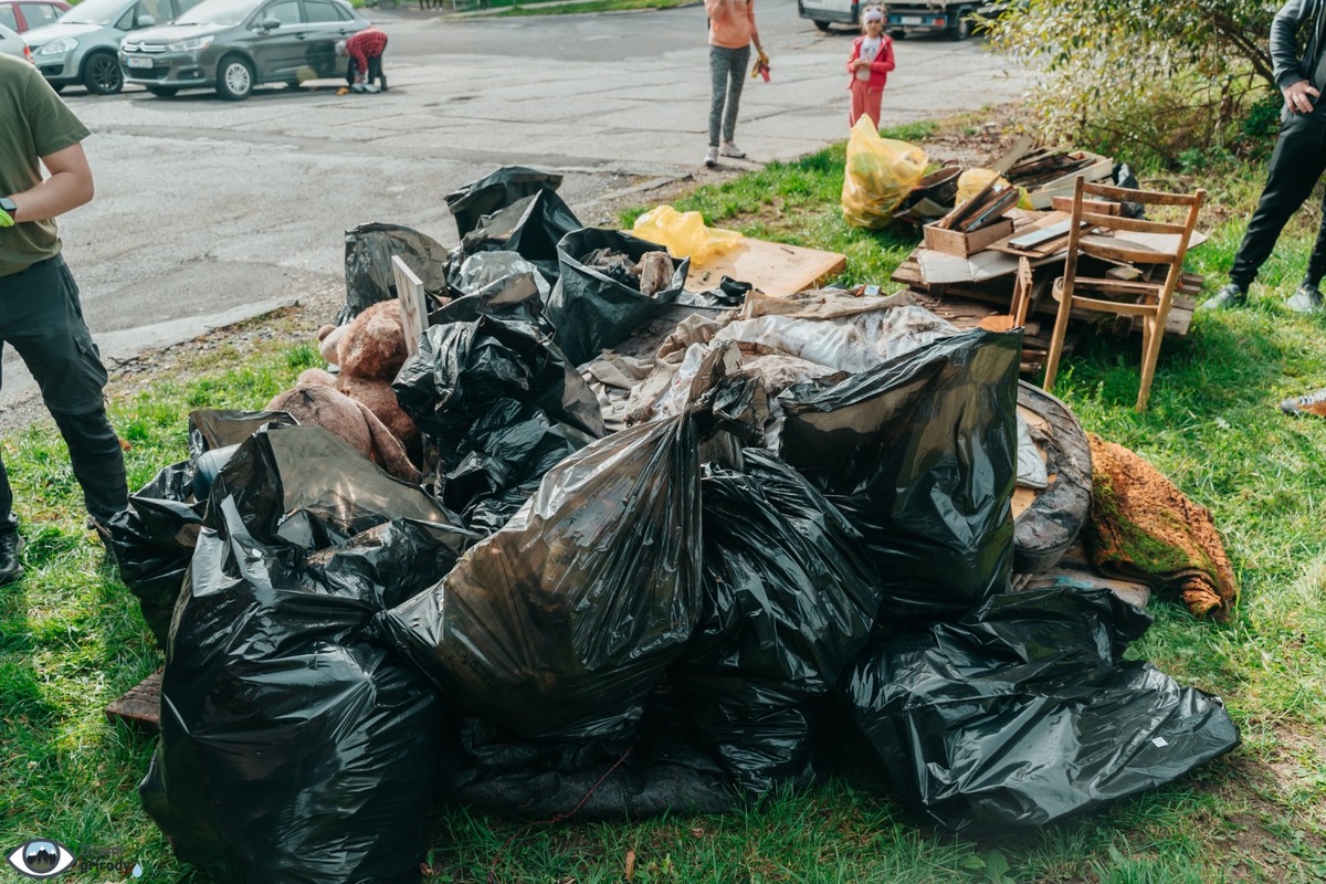 FOTO: Čierna skládka zmizla zo Zlatého potoka, pomohli desiatky šikovných rúk, foto 6