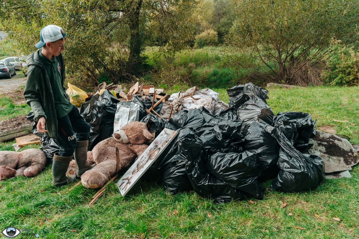 FOTO: Čierna skládka zmizla zo Zlatého potoka, pomohli desiatky šikovných rúk, foto 7