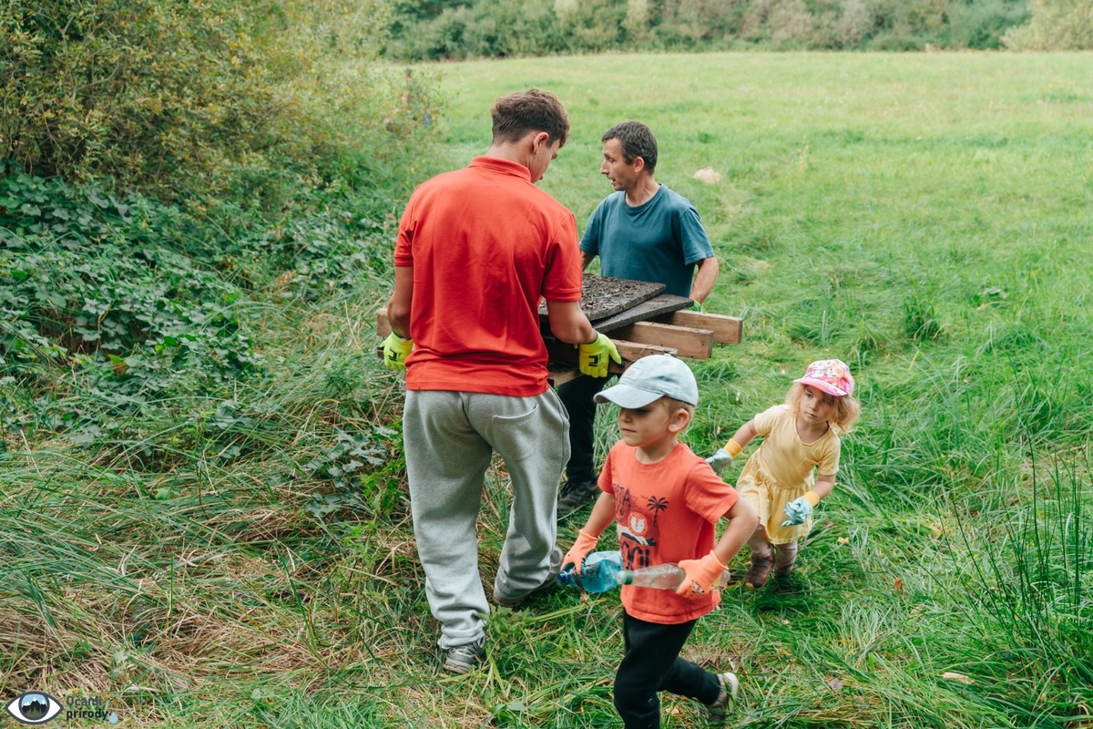 FOTO: Čierna skládka zmizla zo Zlatého potoka, pomohli desiatky šikovných rúk, foto 9