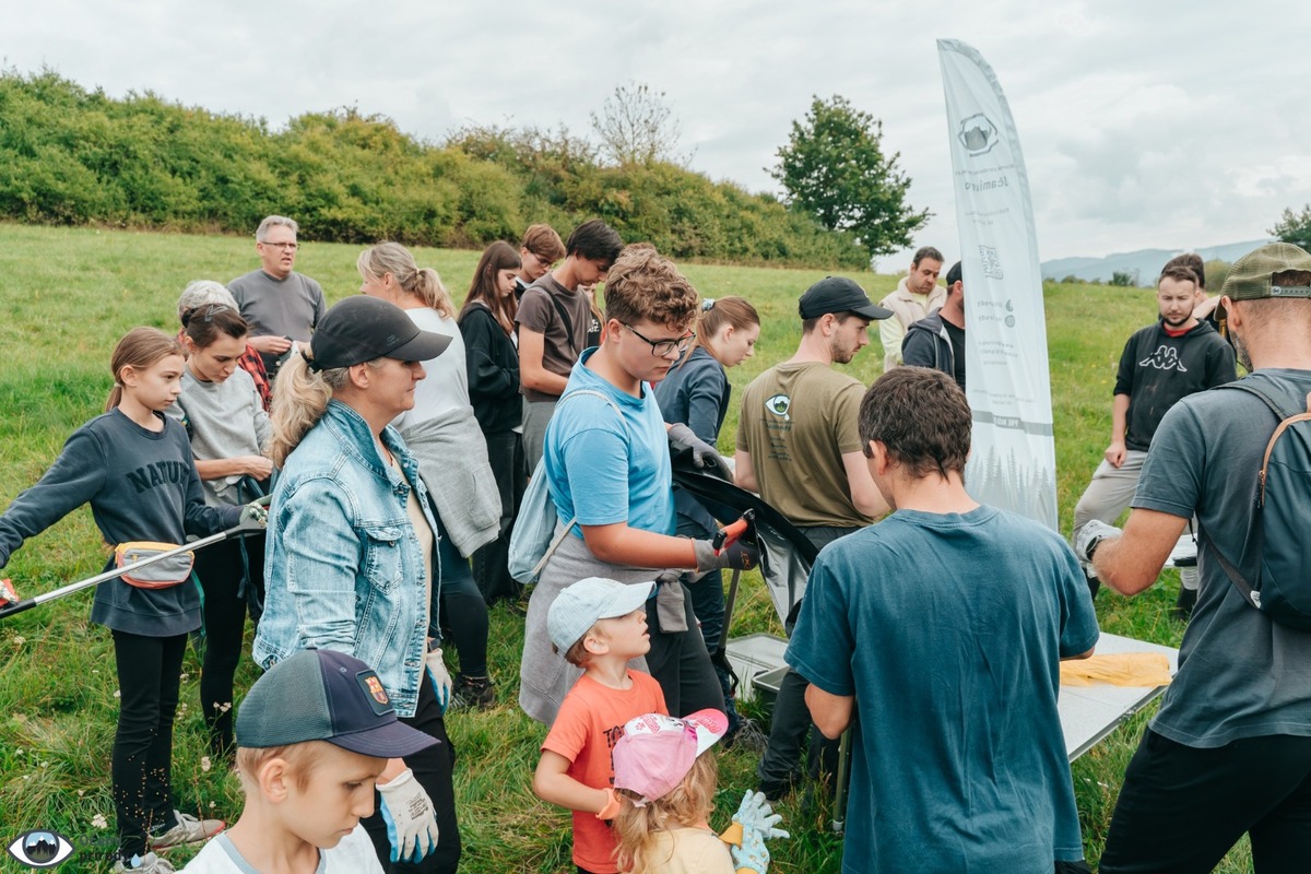 FOTO: Čierna skládka zmizla zo Zlatého potoka, pomohli desiatky šikovných rúk, foto 12