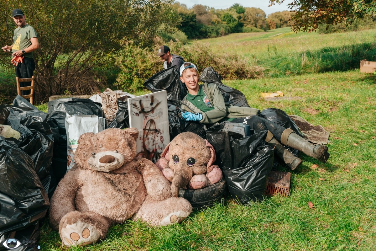 FOTO: Čierna skládka zmizla zo Zlatého potoka, pomohli desiatky šikovných rúk, foto 13