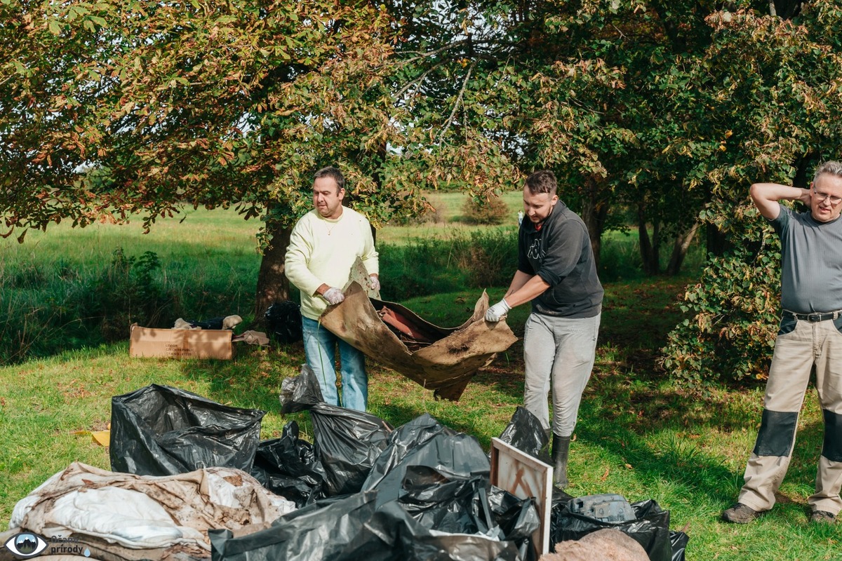 FOTO: Čierna skládka zmizla zo Zlatého potoka, pomohli desiatky šikovných rúk, foto 14