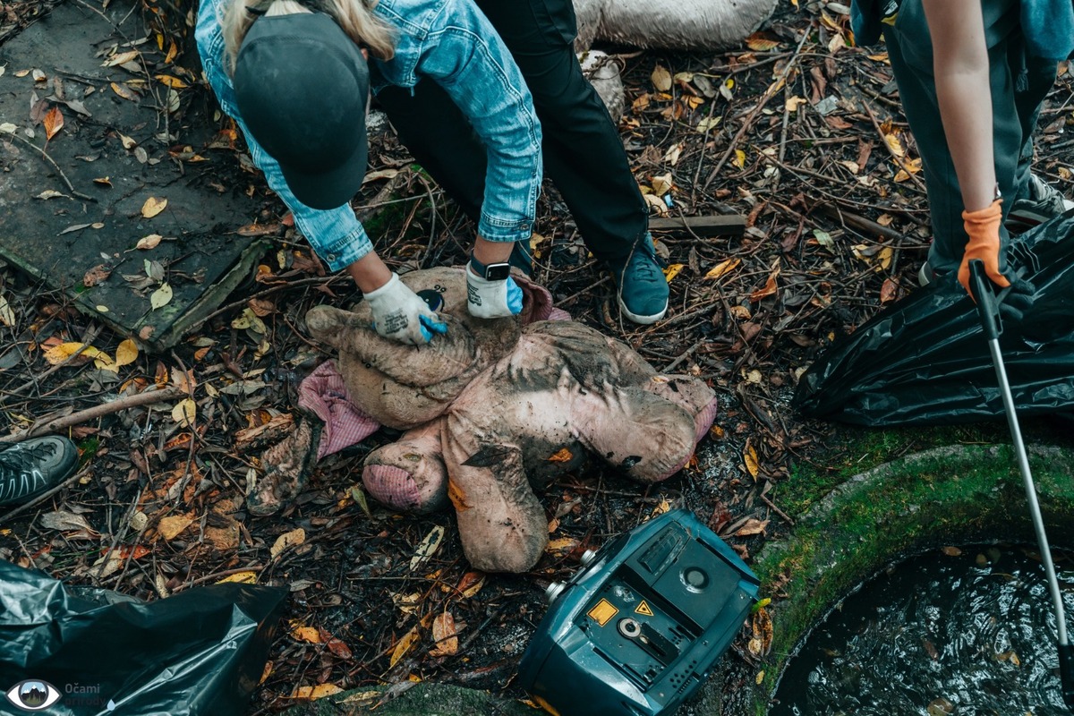 FOTO: Čierna skládka zmizla zo Zlatého potoka, pomohli desiatky šikovných rúk, foto 15
