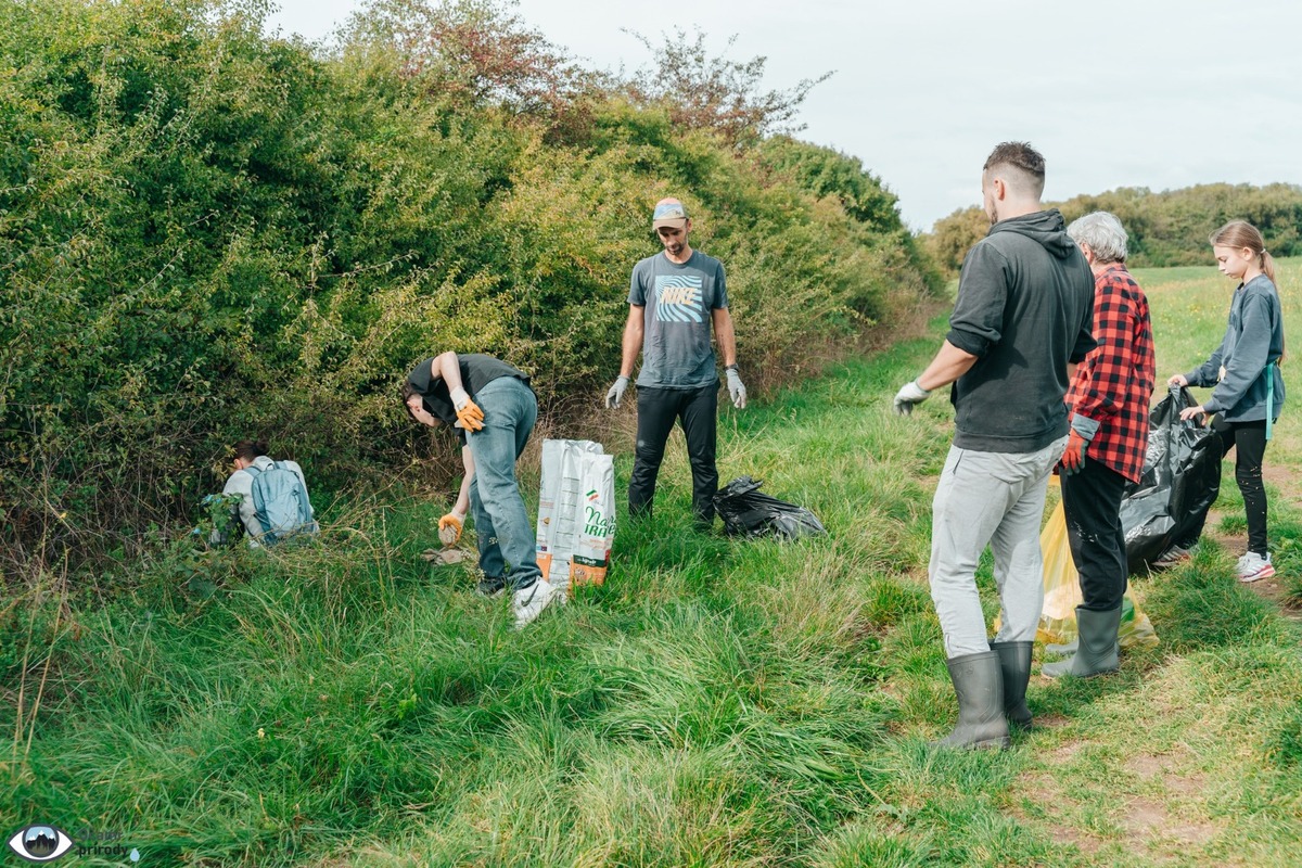 FOTO: Čierna skládka zmizla zo Zlatého potoka, pomohli desiatky šikovných rúk, foto 16