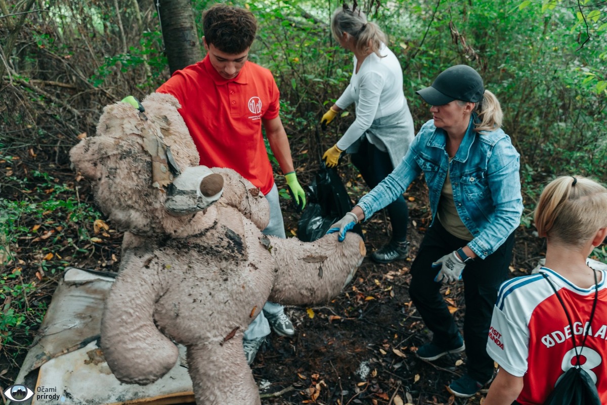 FOTO: Čierna skládka zmizla zo Zlatého potoka, pomohli desiatky šikovných rúk, foto 17