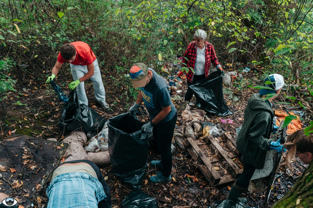 FOTO: Čierna skládka zmizla zo Zlatého potoka, pomohli desiatky šikovných rúk, foto 18