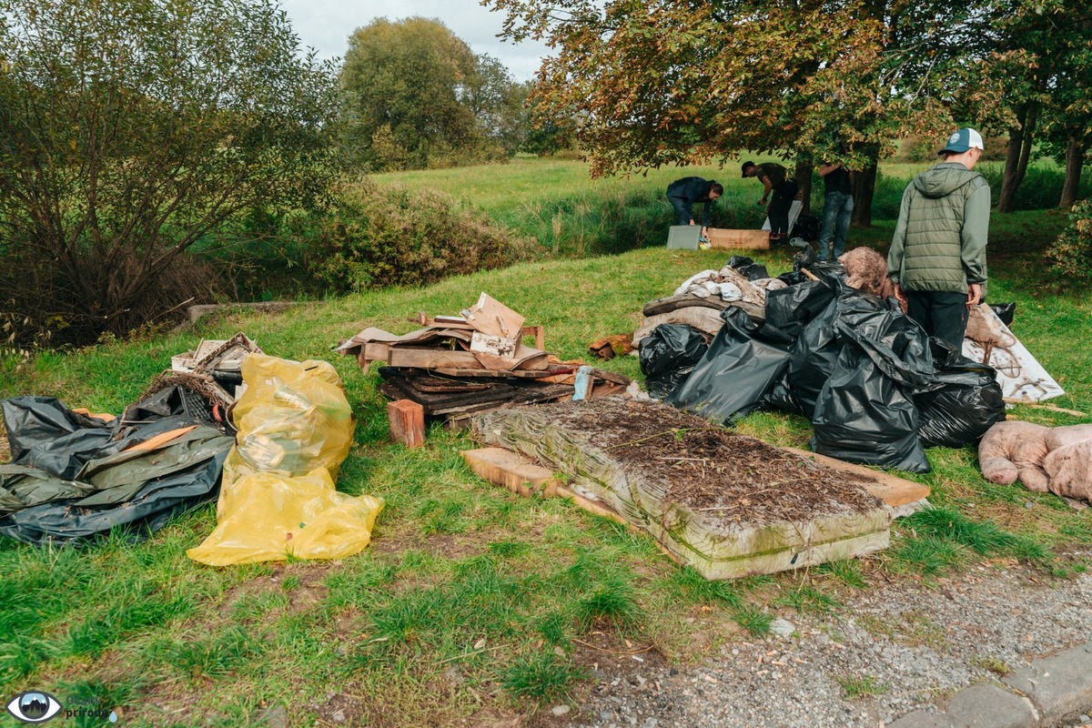 FOTO: Čierna skládka zmizla zo Zlatého potoka, pomohli desiatky šikovných rúk, foto 27