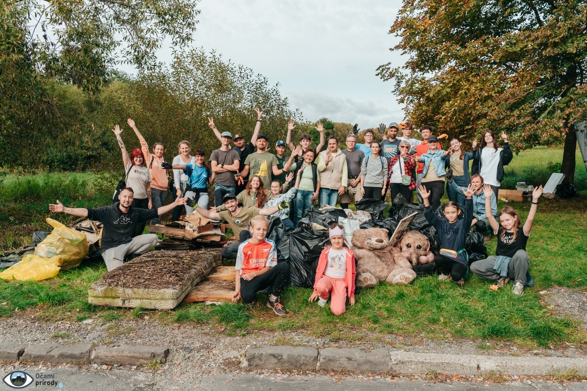 FOTO: Čierna skládka zmizla zo Zlatého potoka, pomohli desiatky šikovných rúk, foto 28